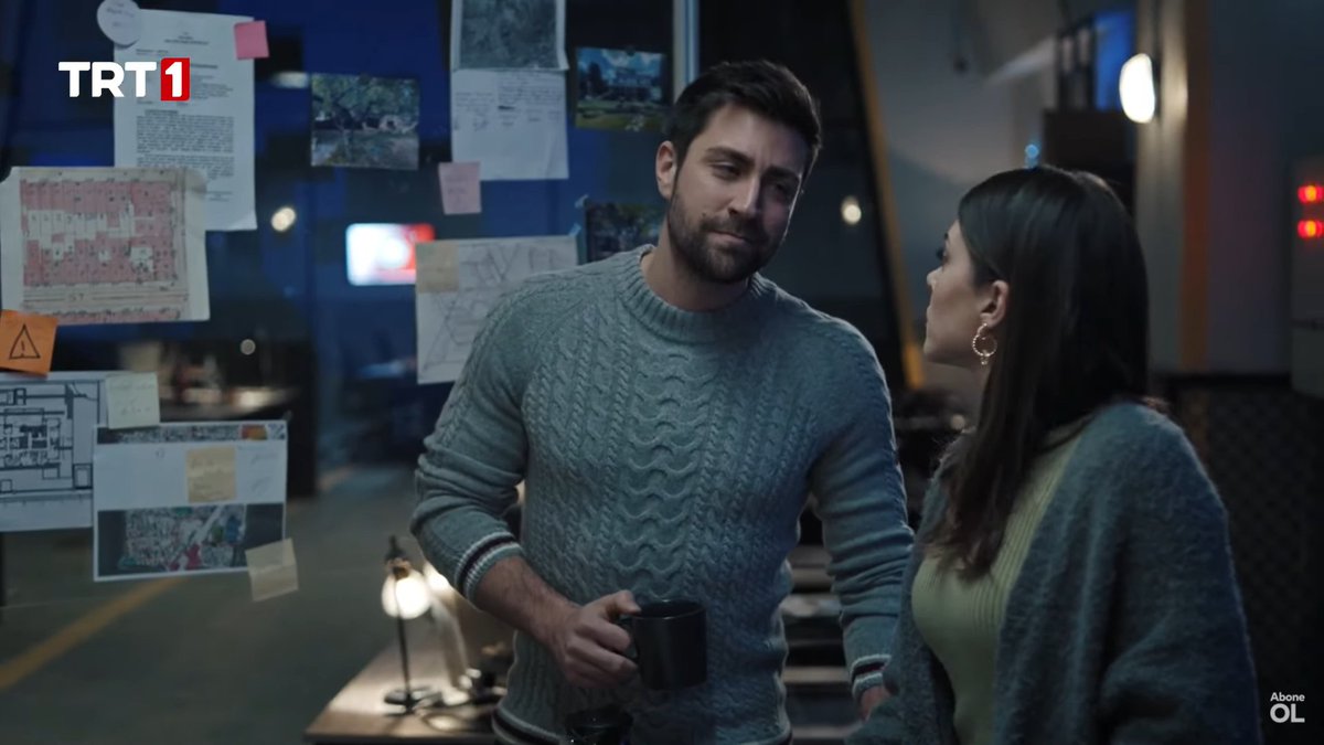 Sevdim ama,görmüyor bak gözlerim hiç kimseyi,
Gizli aşk bir gizli dertmiş feda ettim her şeyi...
#ZehSer #Teşkilat