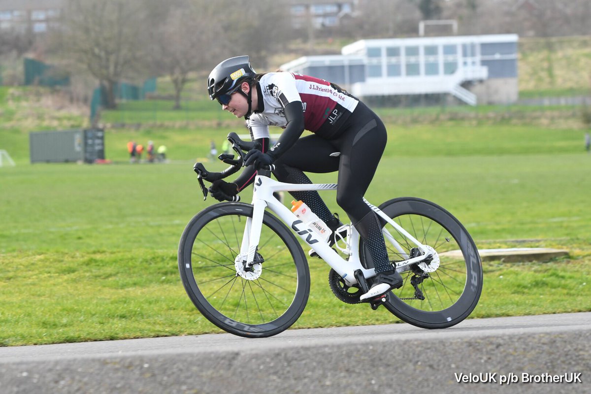 VeloUK's tweet photo. Womenโs 3/4 race T #forgevalley #sheffield 6 to go so not long https://t.co/ZadNwFKCtc