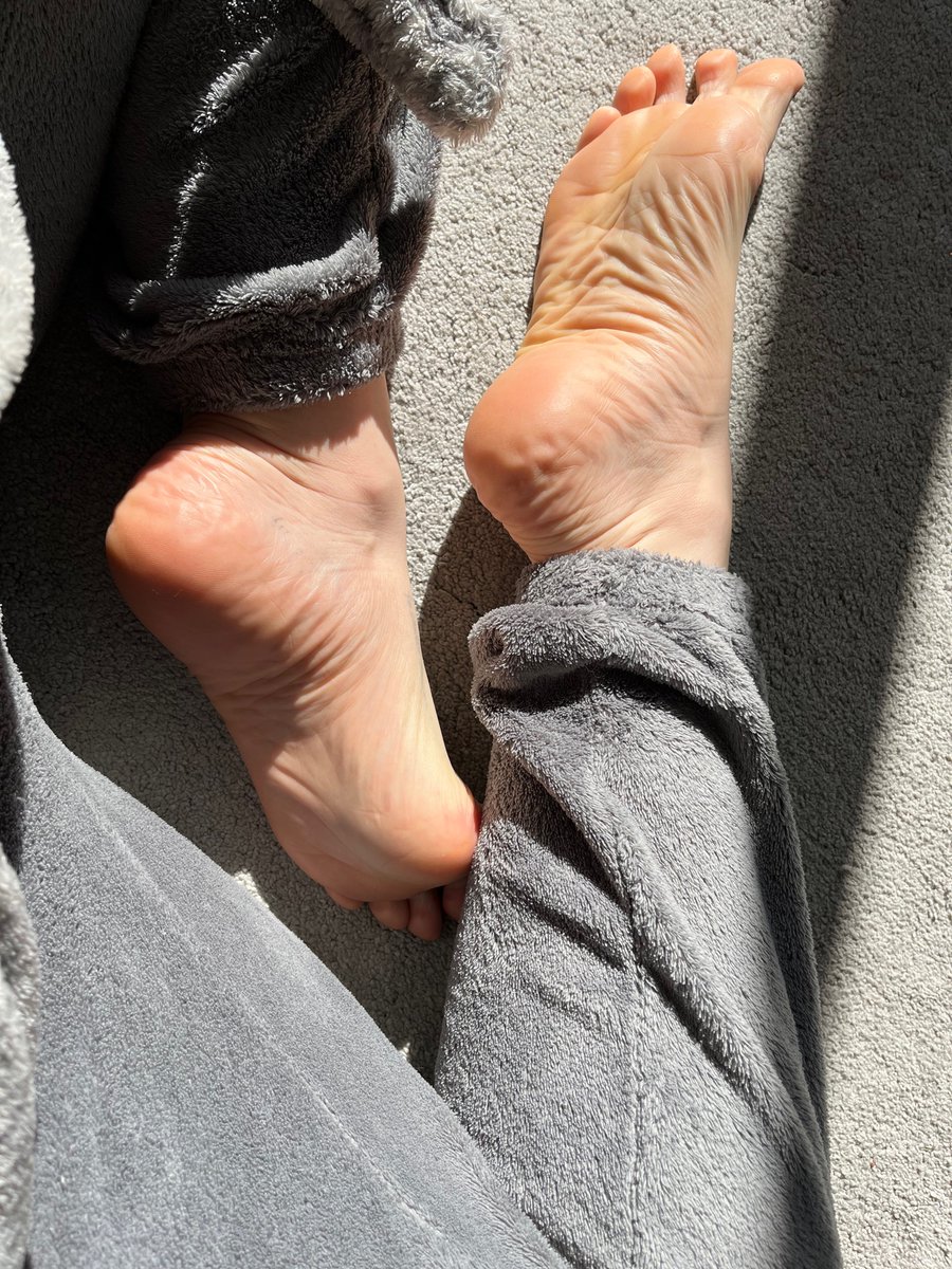 AlexaMcfarlane's tweet photo. So much fluff, sunshine and wrinkles! #wrinklysoles #fluffypjs #sunnysoles #solesaturday #softsoles #footgodess #footworshippers #solesfeet #feetloversonly #feetgoddess #feetmodels #heatonthefeet #pies #piesarrugaditos #piesarrugados https://t.co/U4GVRiKQef