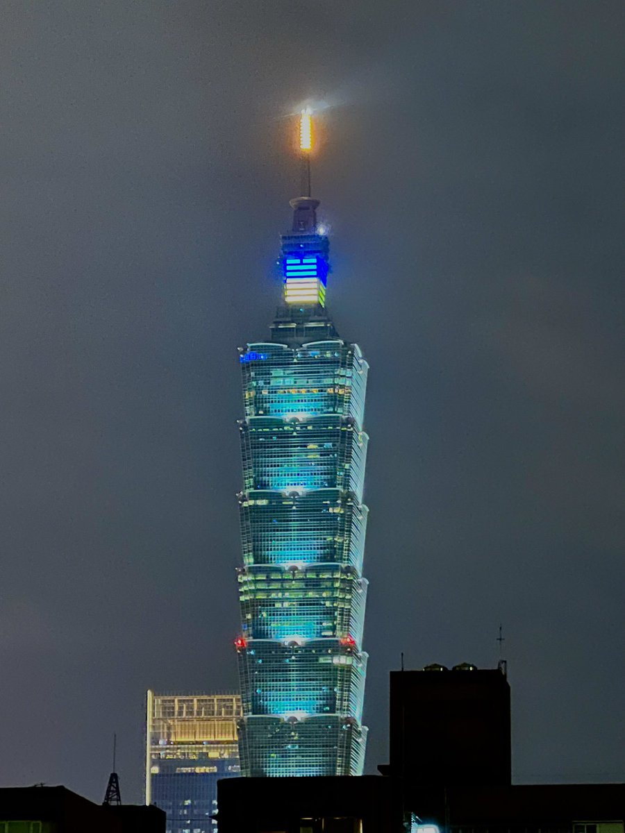billbirtles's tweet photo. Quite the contrast with Beijing - Taipei 101 lights up the Ukrainian flag this evening. https://t.co/bcOkAeUddB