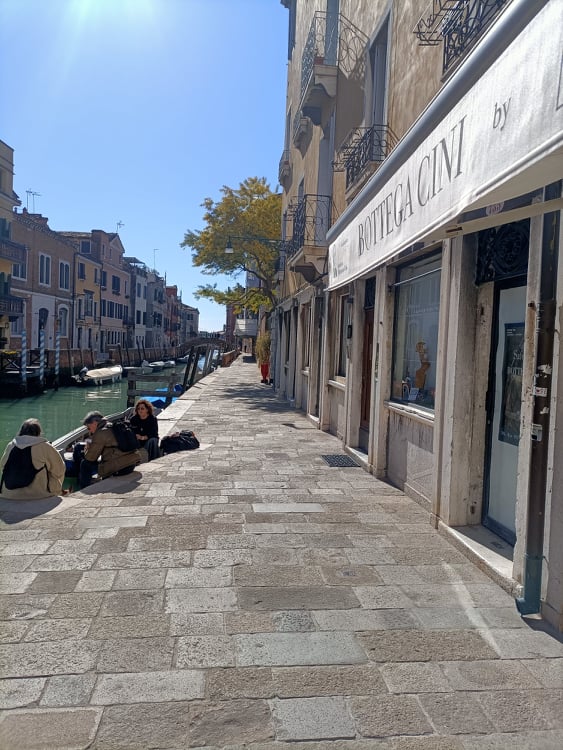 Spring air along the embankment at #BottegaCini  !
Good morning and happy Saturday from #Venice.

#marisaconvento #madeinvenice #madeinitaly #impiraressa #venicegram #instavenice #visitvenice #veniceartisan #artigianatoveneziano