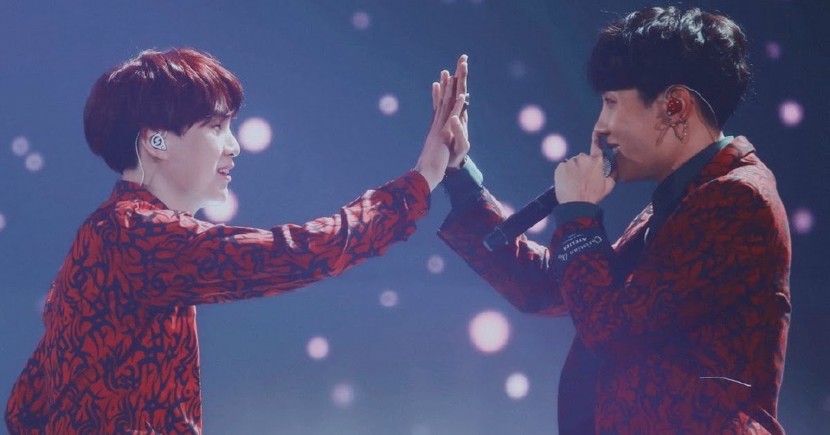 rolypoly97's tweet photo. sope au where they don't interact much in public, but are always with each other behind closed doors 

it started out with yoongi hesitantly knocking on hoseok's door with a heavy heart, "I-I've had a really rough day and all I want is some silence and cuddles." + https://t.co/uVF921Wb01