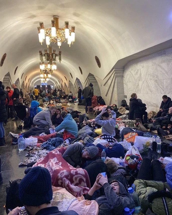 kisan_putri's tweet photo. #UkraineRussiaWar start appreciating little things! you're blessed! If you are sleeping peacefully in your home!
Hundreds of people, including many women and children are currently taking shelter inside a subway station in Kharkiv, #Ukraine as explosions are heard in the city https://t.co/KM4HfCJLdf