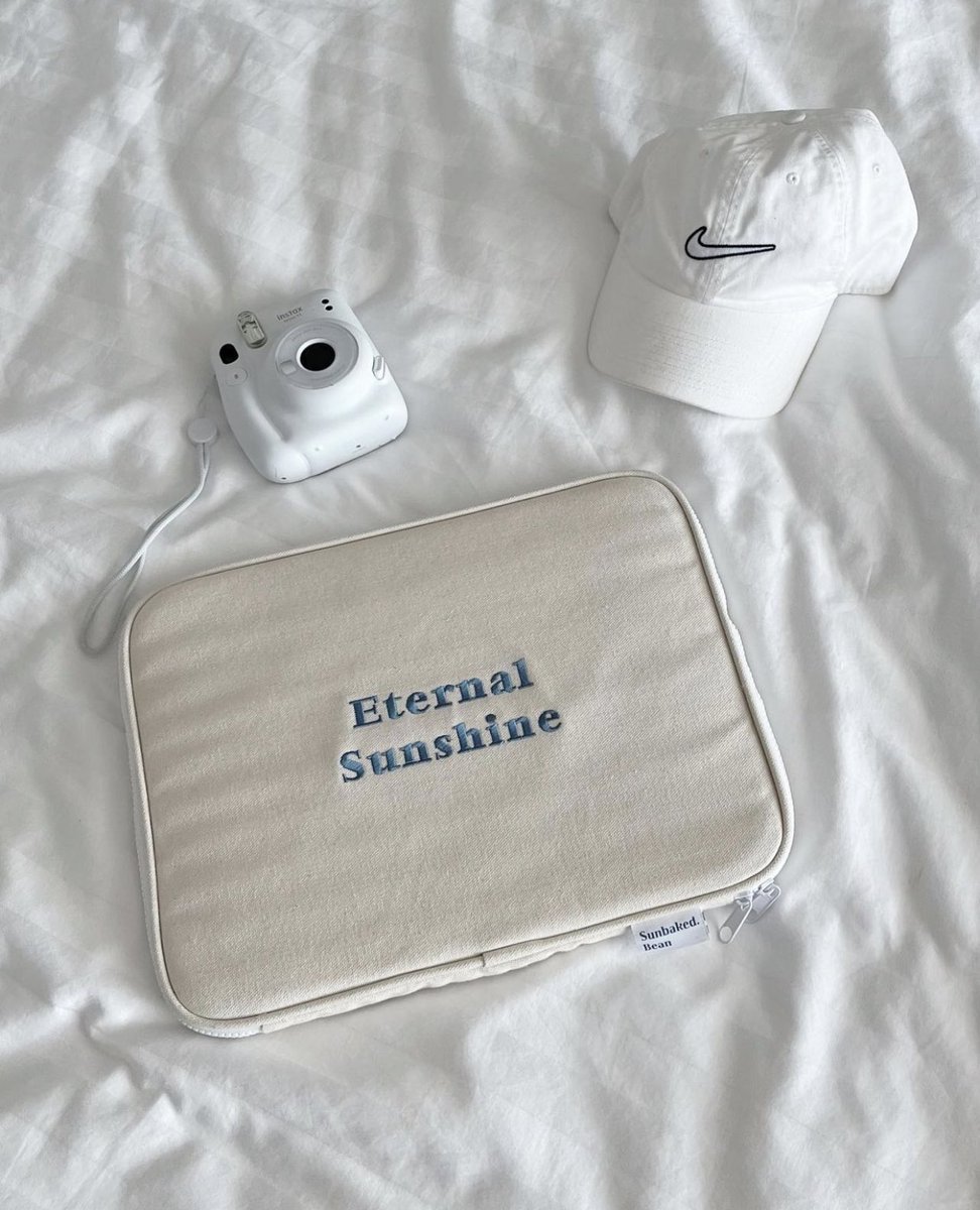 เป็น laptop pouch ที่ยังคงวอแวไม่หายสักที ความคู่สีที่ดี🥛🥣 เกาหลีเกาใจสุด ชอบม้ากกก🥺 ของร้าน ✨sunbaked.bean⛅️ คือนัมเบอร์วันจริงๆทั้งเคสแมคบุ้ค และกระเป๋าไอแพด ยิ่งใบนี้คือน่ารักมาก แนะนำเลยคุณภาพสมราคา🤟🏻