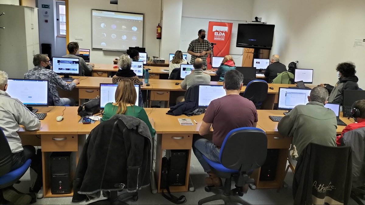 SedeEldaUA's tweet photo. Fantástica sesión del curso Exprésate en Youtube. Hoy valoramos las presentaciones de los canales de los asistentes. Vamos creciendo día a día. https://t.co/zy1YGSroOD