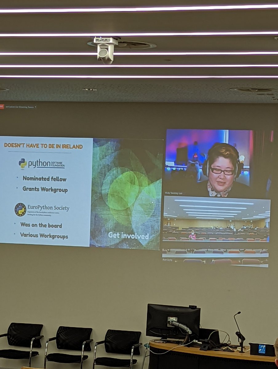 Classic_Cli's tweet image. Wonderful talk from Vicky Twomey Lee on getting involved with the tech community! 💛 @SISTEM_conf #sistem2022