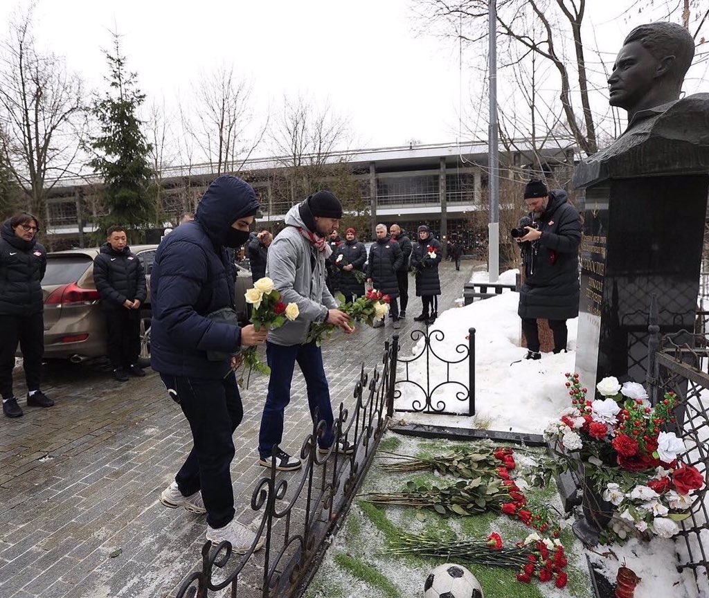 SupportersNews's tweet photo. 120 лет со дня рождения Николая Петровича Старостина.
SG и ��редставители «Спартака» посетили могилу Николая Петровича и почтили его память.
Про остальных спартаковцев мы тоже не забыли,проведя уборку на их могилах!
Помним, гордимся, ценим 🙏🔴⚪ https://t.co/A3ZksCXfBN