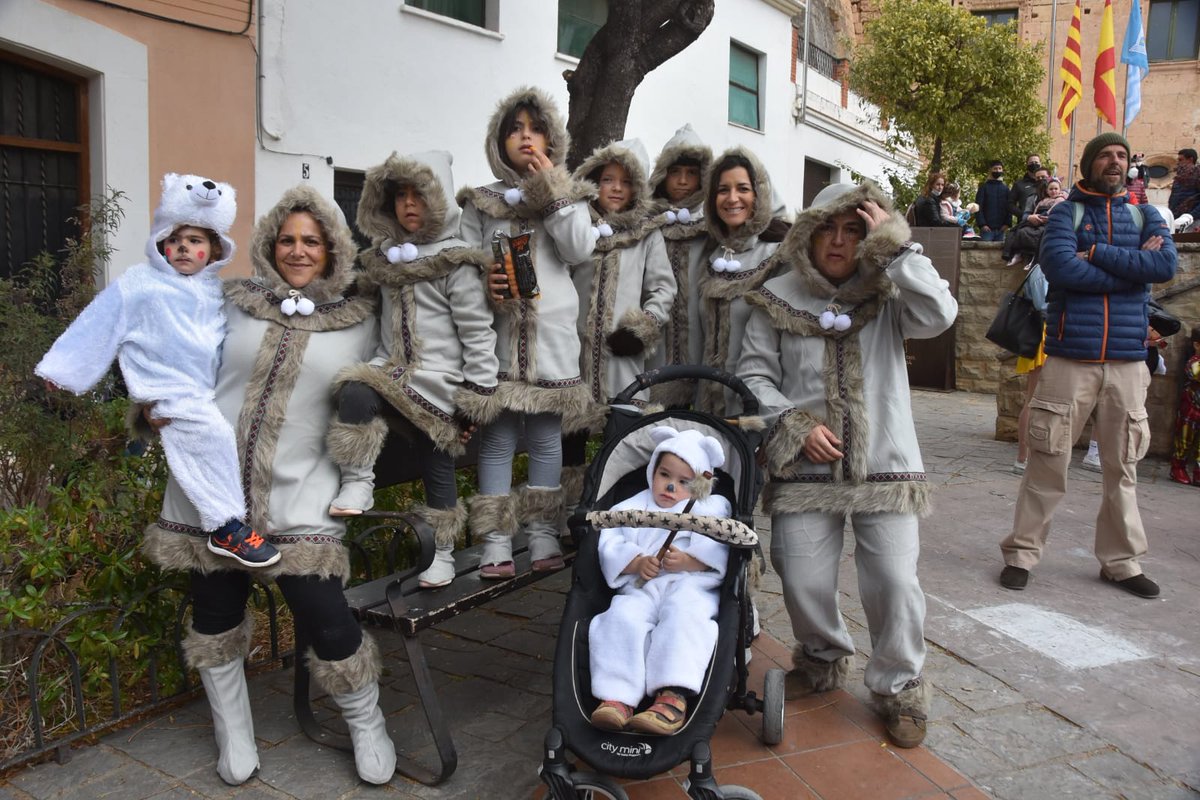 🎉 🎭 Grans i petits han gaudit del Carnaval infantil #CarnavalTdb aquest migdia a la plaça del Castell #Torredembarra

📷 Anna F.