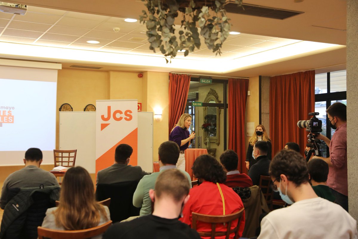 jovenesCs's tweet photo. 😍 Gracias, @mariadelamiel, por acompañarnos en la primera edición de la #EscuelaLiberal2DeMayo de @JcsMadrid_
✅ Nos quedamos con la necesidad de regular, normalizar y perder el miedo a hablar de las nuevas fuentes de emprendimiento e inversión.
#CryptoCs #BlockChainCs https://t.co/ZyZ9MFDsTw