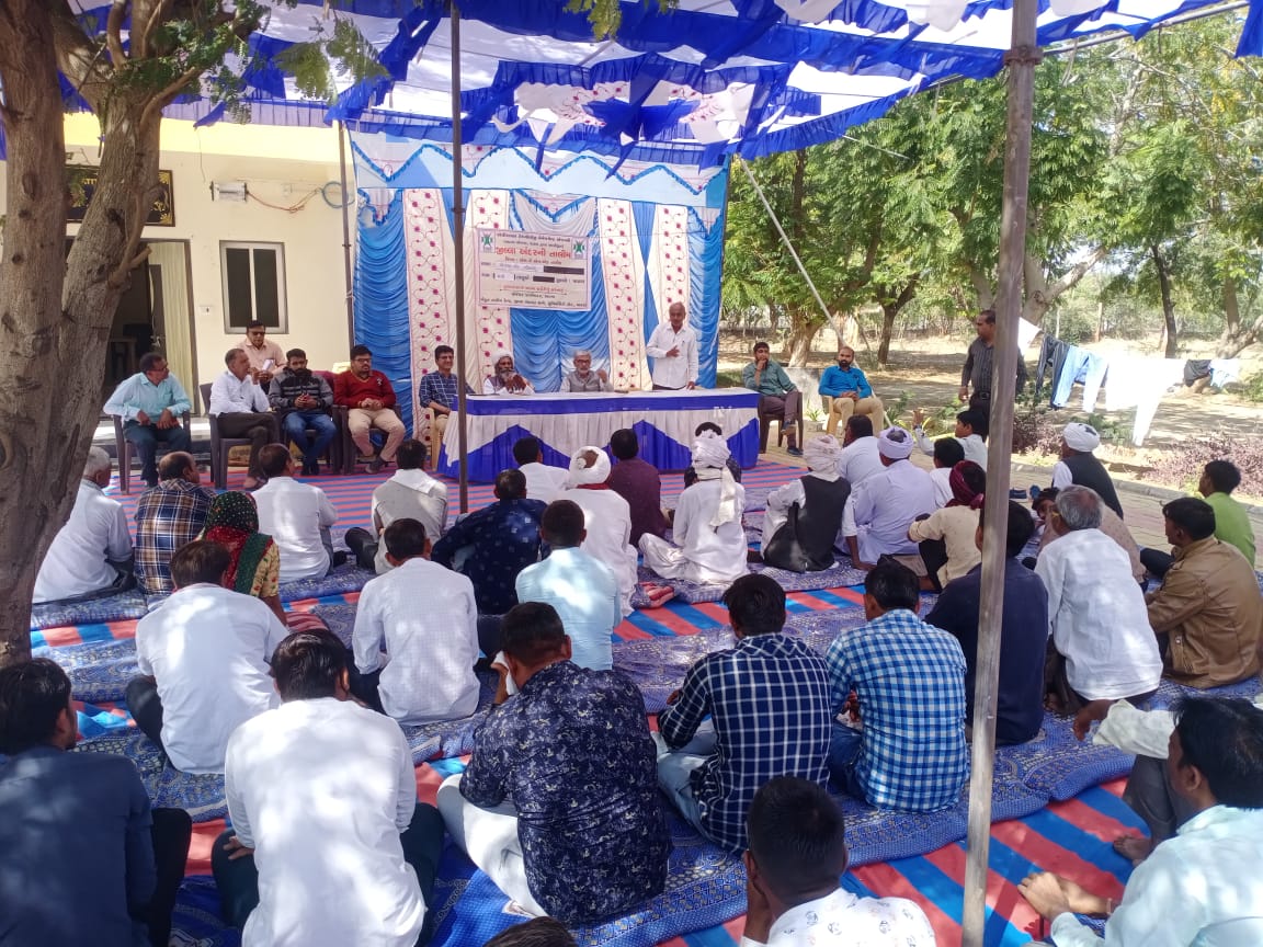 spnfpatan's tweet photo. આજ રોજ તારીખ:-૨૬/૦૨/૨૦૨૨ નાં રોજ આત્મા યોજના પાટણ અંતર્ગત સમી,શંખેશ્વર, રાધનપુર, સાંતલપુર તાલુકા ખેડૂત મિત્ર ની જિલ્લા અંદર તાલીમ નું આયોજન ગોધાના પાંજળા પોળ વિડ ખાતે રાખેલ જેઓની પાસે ૩૧૦૦ જેટલી નાની મોટી ગીર અને કાંકરેજ ગાય છે, તે સ્થળે  ગાય આધારિત પ્રાકૃતીક કૃષિ તાલીમ કાર્યશાળા https://t.co/9VMBWjW8MI