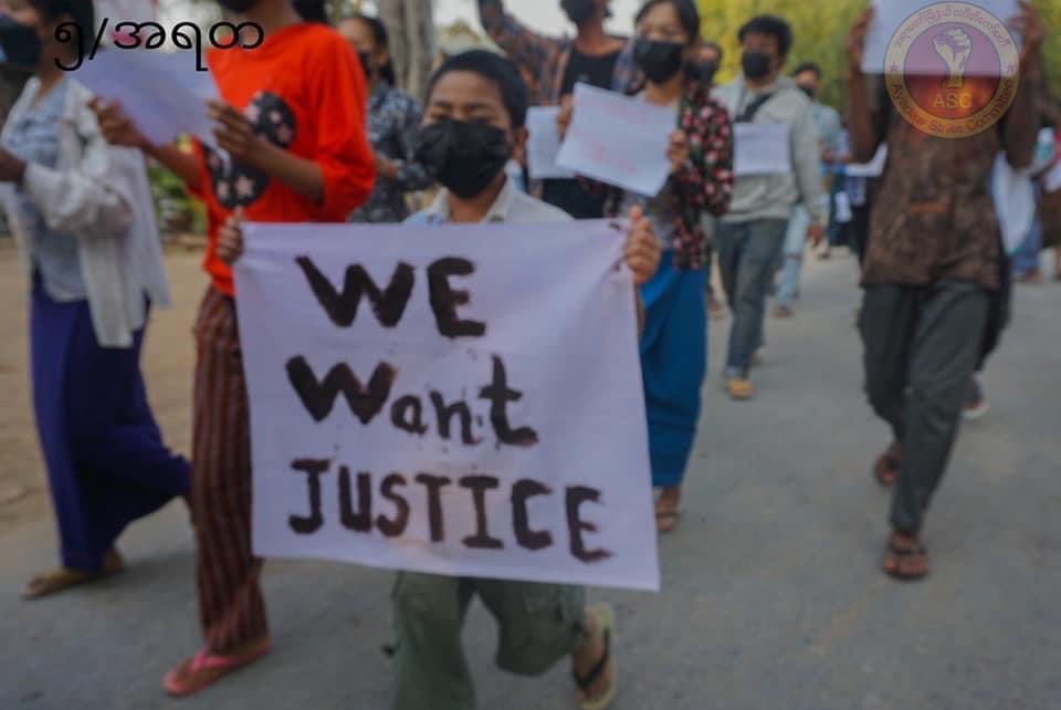 KYITHAR95368969's tweet photo. On the evening of Feb26, The people from a village of #Ayadaw Twp, #Sagaing , marched in a village to drive out the #GenocidalMilitary . 

#WarCrimesOfJunta
#2022Feb26Coup
#WhatsHappeningInMyanmar https://t.co/LbCtjWKSv6