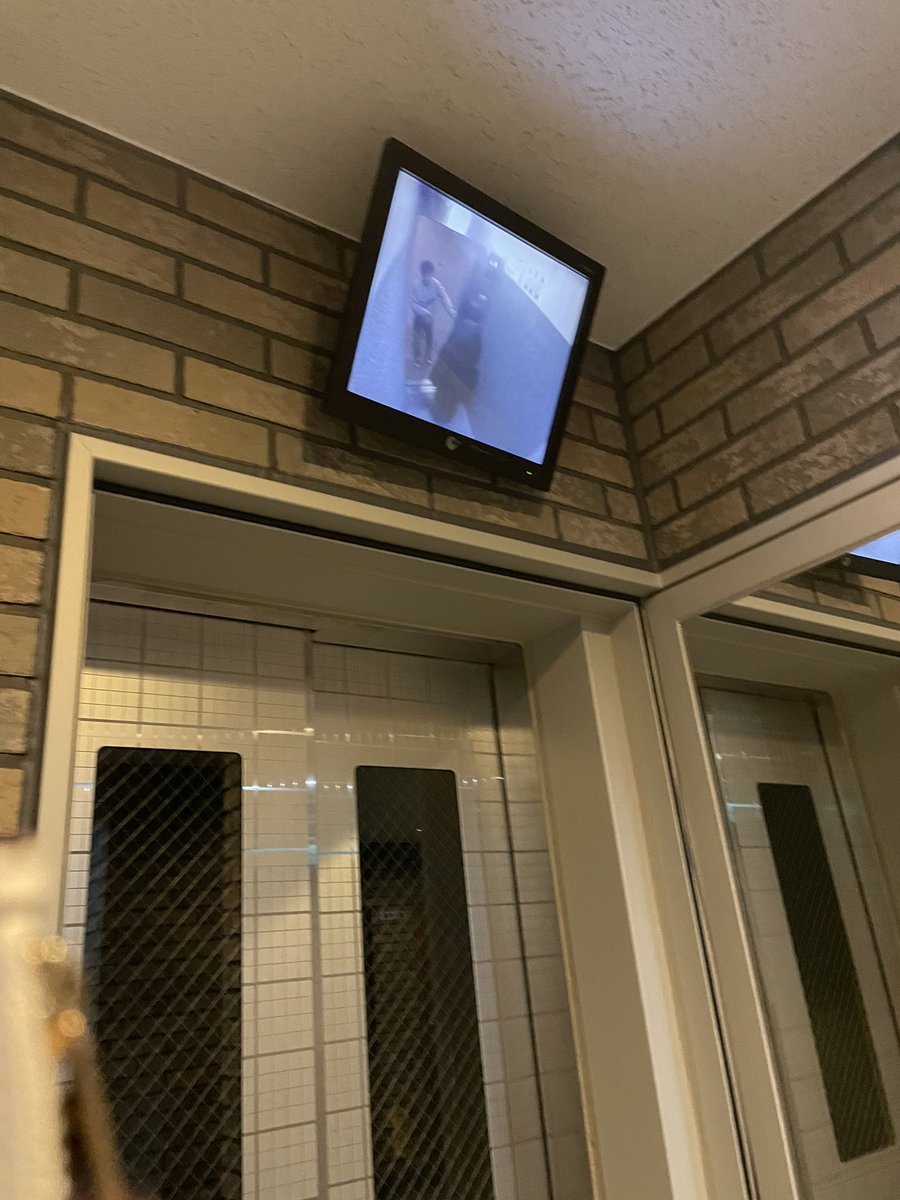 8階にいる男女が別れを惜しみすぎて エレベーターが1階まで降りてこない 微笑ましい このモニター中々の公開処刑やな Togetter