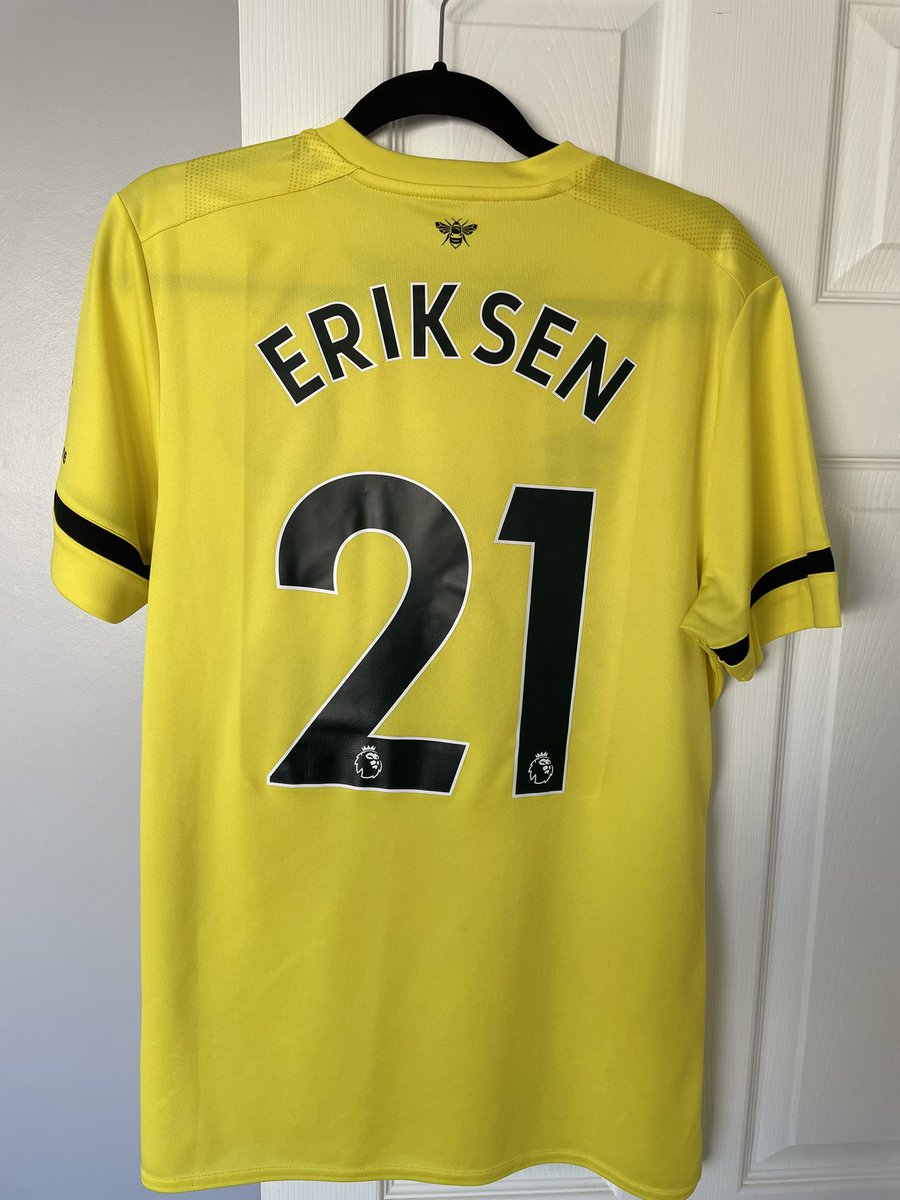 The kids tell me I’m too old to put my shirt over my jumper, but today will be an exception <a href="/ChrisEriksen8/">Christian Eriksen</a>   Come on <a href="/BrentfordFC/">Brentford FC</a> 🐝🐝🐝