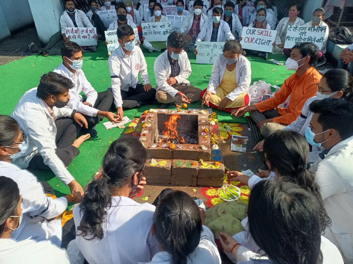 Vasu711's tweet photo. एमपी में नहीं थम रहा डॉक्टर्स की हड़ताल का सिलसिला अब आयुर्वेदिक डॉक्टर हड़ताल पर बैठे आयुष यूनिवर्सिटी की स्थापना और एलोपैथी डॉक्टर के समान स्टाइपेंड समेत 5 मुख्य मांगों को लेकर किया प्रदर्शन और सद्बुद्धि यज्ञ।
#separateAYUSHuniversity https://t.co/plli6Hd9nn