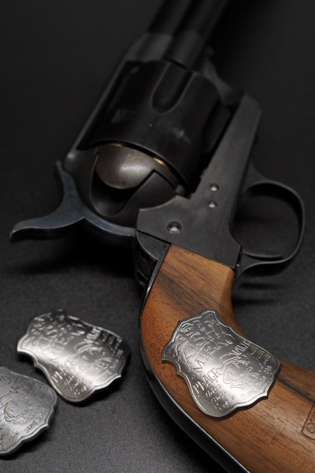 SARグリップメダリオン、ガイアクロームver.両側完成。一週間くらい乾かせばちょっと触るくらいでは剥げないかもしれないな。 