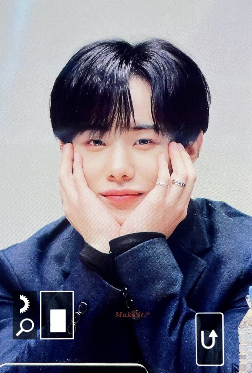 980220MI's tweet photo. 220226 팬싸 
이대리님 웃지말고 결제 좀 내려주세요
#OMEGA_X #오메가엑스 #XEN #젠 https://t.co/eu97uROnSo