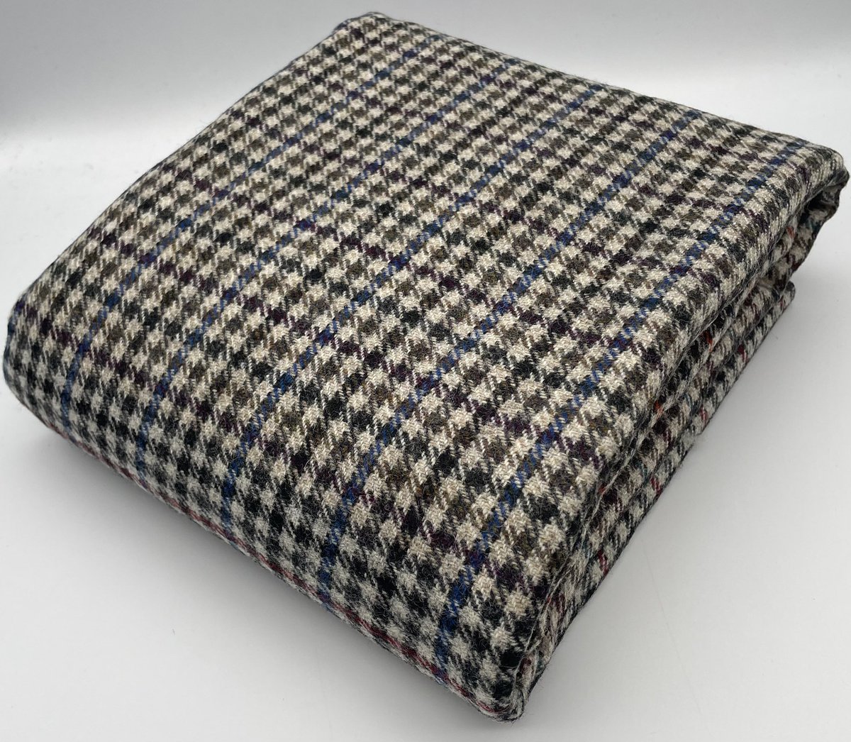 KabbaniTextiles's tweet image. Beautiful mix of colours with a overcheck design and a dogtooth finish. Perfect for #patchworking and #upholstery find this great length 2.5 meters x 1 meter on my #eBay #madeinengland #wool #patchwork