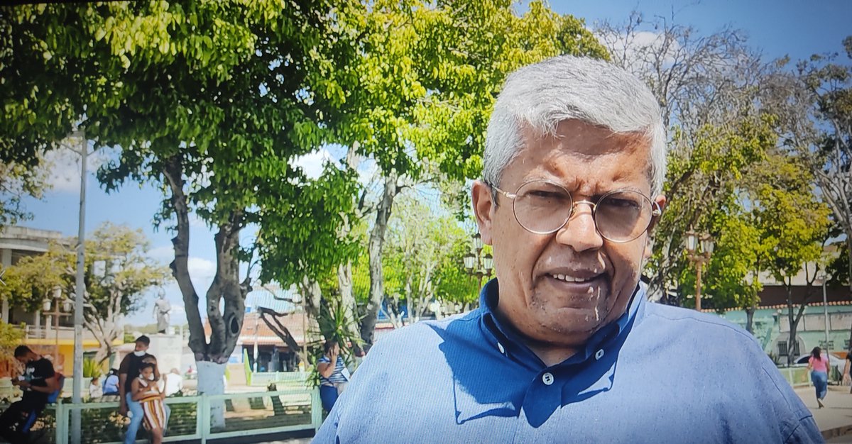 VenteMiranda's tweet photo. Hay riesgo de hablar en los espacios públicos sin tapabocas. El Coordinador #VenteMiranda @luisbarraganj lo hace desde la Plaza Bolívar de Cúa (Municipio Urdaneta), porque no es posible callar ante la trágica realidad que incluye a todo #ElTuy. #NoPuedenDisfrazarElSufrimiento https://t.co/lc8t0KgDtf
