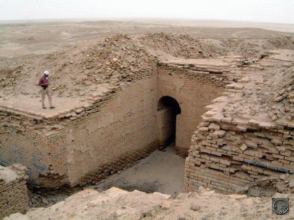 tainy_zagadk's tweet image. Тени древнего Урука 
 
Этот город находился в Месопотамии, в нижнем течении Евфрата. Он разместился на границе между степью и пустыней. Сейчас это территория Ирака. Жизнь бурлила здесь задолго до Рима и Афин, даже задолго до Вавилона. Когда сюда пришли шумеры, Урук уже был дре...