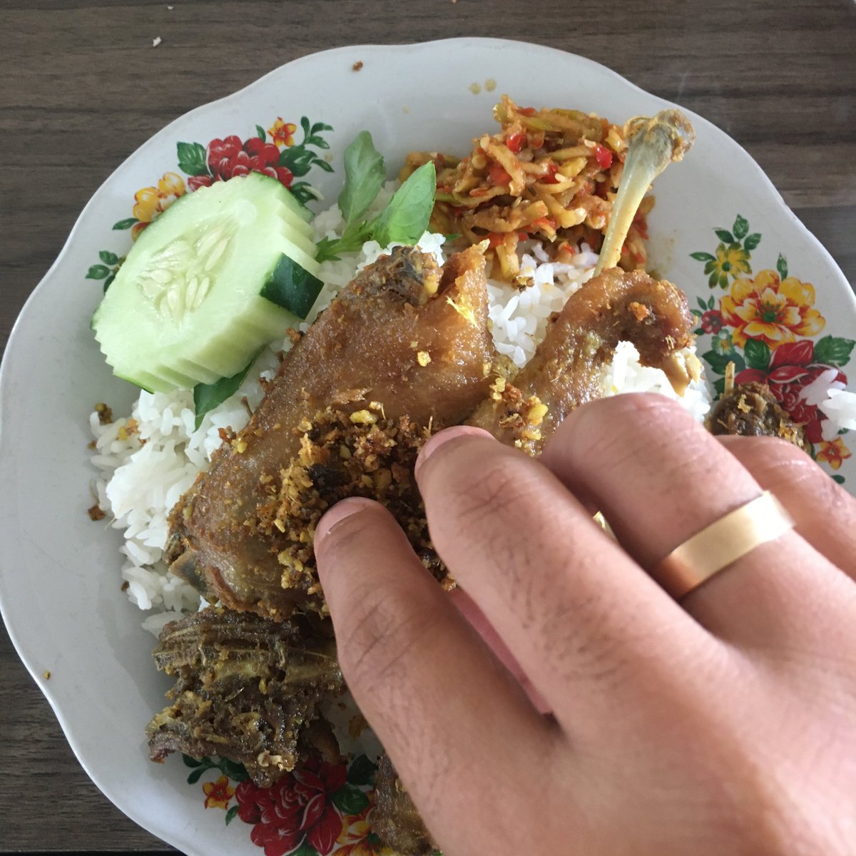 bagusubono's tweet photo. hari ke 6 menjadi suami masih sering lupa pake cincin kalo pergi 😂😂
@ochagondokusumo https://t.co/Jpqbx9lRLf
