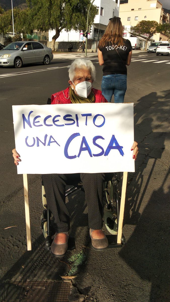 Mi abuela, de 92 años, encabezó una manifestación y alzó su voz pidiendo un hogar. Estoy muy orgullosa de ella. Siempre me ha inculcado que en la vida hay que ser fuerte, muy fuerte. #erupcionlapalma #todoque