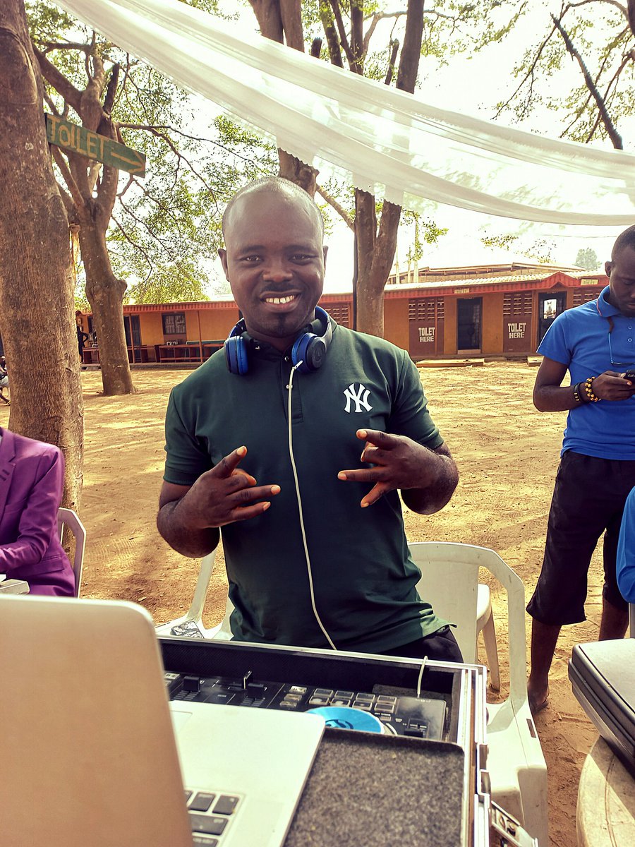 XclusiveDjmiles's tweet photo. Work Saturday....Wedding Saturday
Djmiles on Duty #Segun Wed #Mosope 🤵👰❤ https://t.co/p4IyjUEZzd