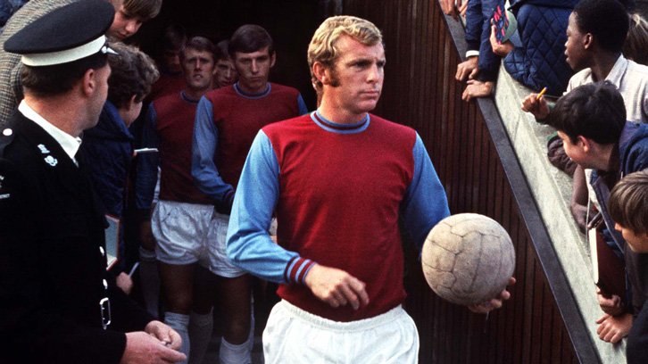 Бобби мура. Бобби Мур футболист. West Ham Bobby Moore. Футбольные фанаты.