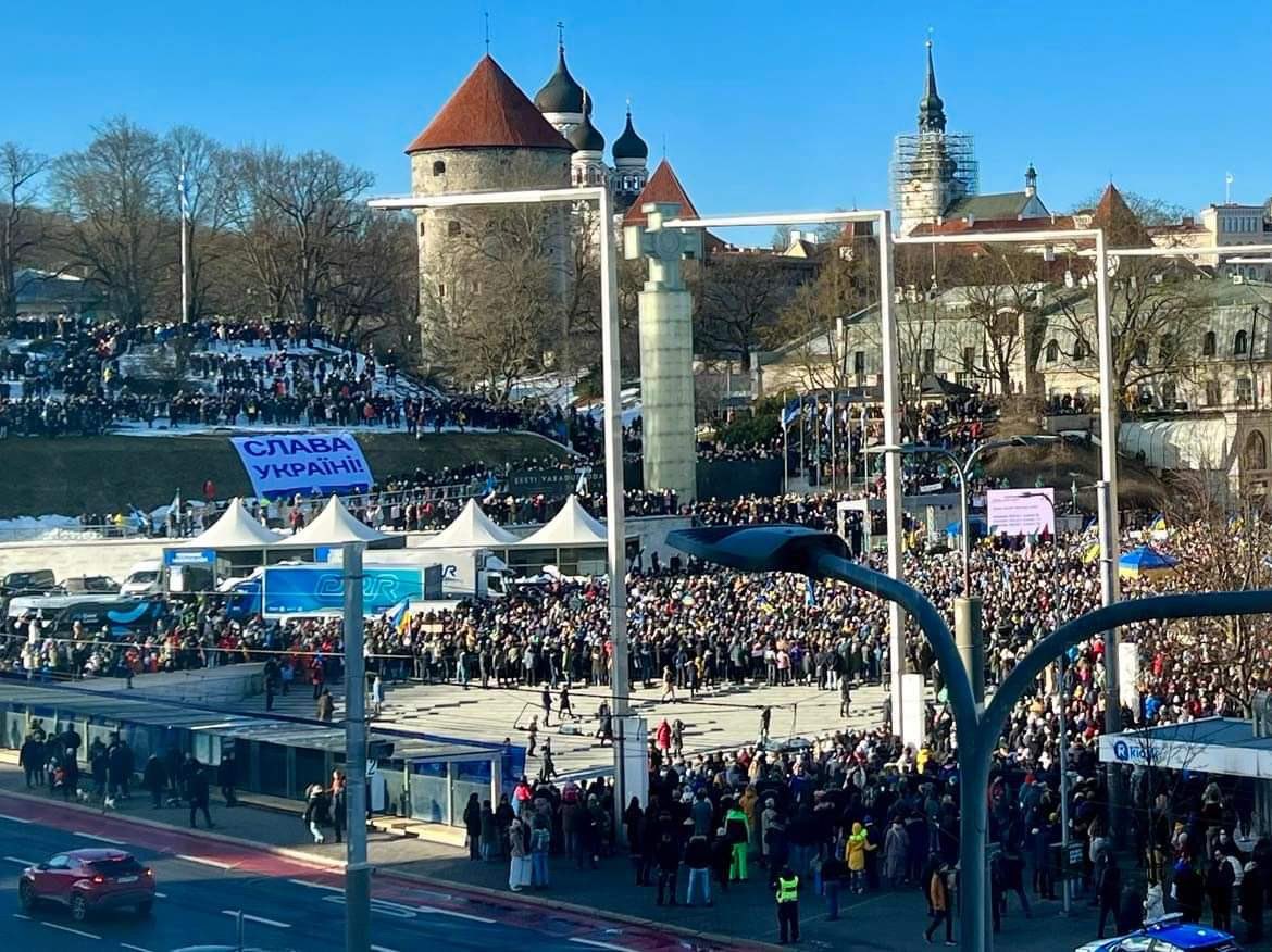 Huge demonstration in support of 🇺🇦Ukrainian independence and against 🇷🇺 Russian aggression at #Tallinn Freedom Square right now - just the right place for such an important statement <a href="/Forsvarsmin/">Forsvarsministeriet/Danish MoD</a> <a href="/MoD_Estonia/">MoD Estonia</a>