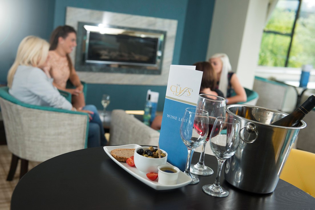 TheCliffs_'s tweet photo. Who's joining us for the return of Sunday Lunch tomorrow? 🍴

Don't forget - you'll collect a coupon for a FREE bottle of house wine on your next visit with tomorrow's Sunday menu🍷🍾

To book your table call or email us on... 

☎️ 01492 511633 
📧 thecliffs@tanrallt.co.uk https://t.co/7JvOhQjXYe