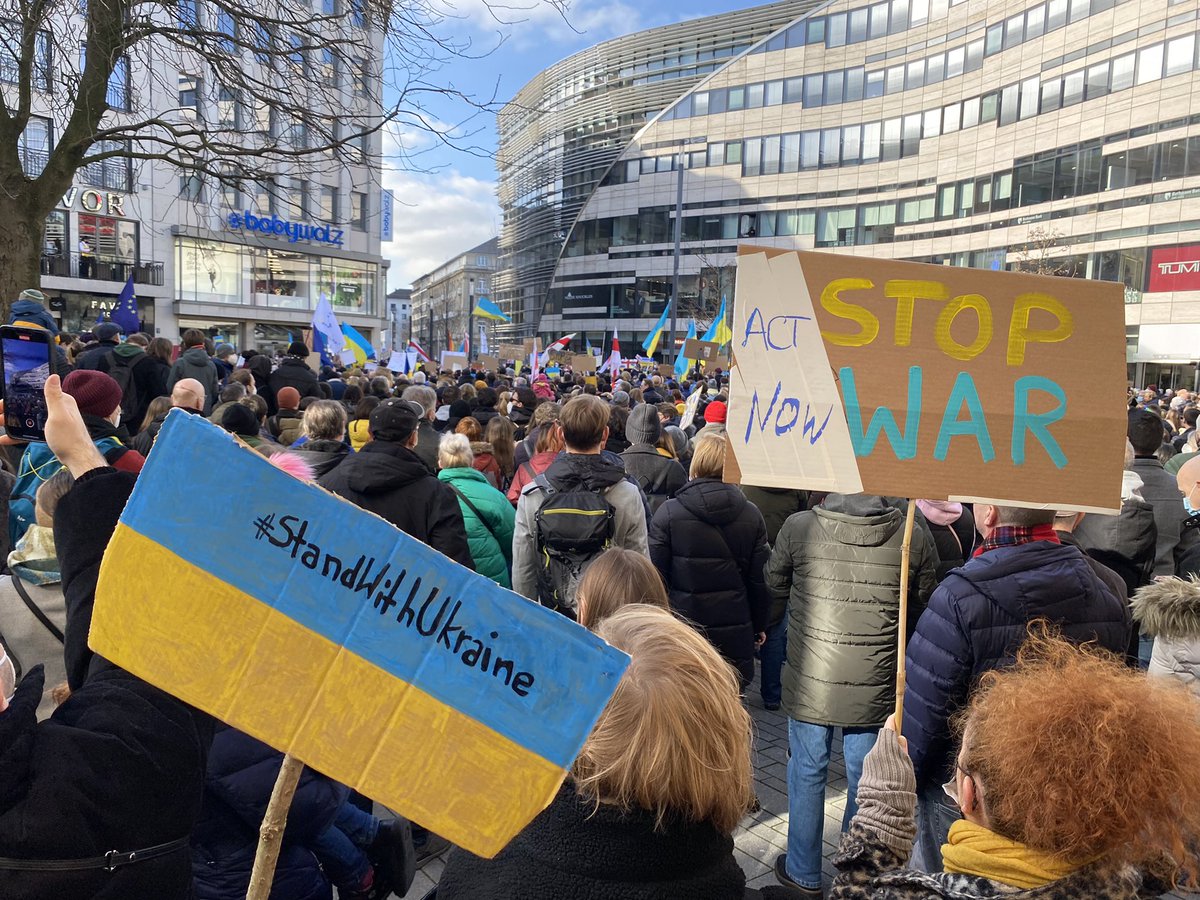 Statt Straßenkarneval in Düsseldorf alle auf die Straße gegen #PutinsKrieg und für Solidarität mit der #Ukraine 🇺🇦 #StandWithUkraine 🇺🇦 #GivePeaceAChance