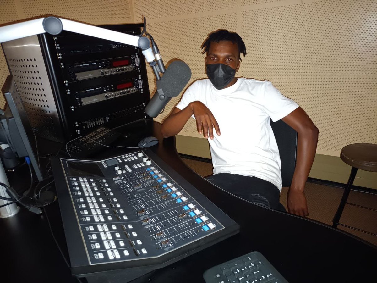 04_thapelo's tweet photo. Radio Studio📻at TUT SOSHANGUVE NORTH CAMPUS...I want to learn more about Broadcasting Journalism🗣️🎬and I am up for any challenge which may come through the journey 💯❤️#tutJOURN2022 #twittechallenge https://t.co/D1wAZISDfI