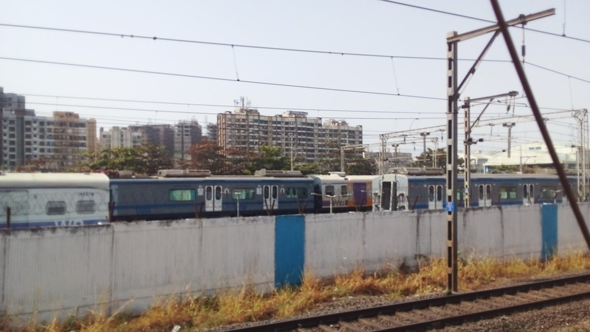 mehtaudit_101's tweet image. Something is cooking inside Virar Car shed , 
Ac coach coupled with siemens Coach inside car shed
Semi local train still on cards ?
@rajtoday @WesternRly 

#Aclocal #local #Mumbai