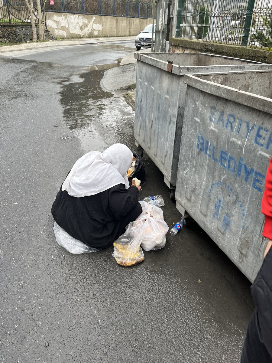 sonerkaraman61's tweet photo. @ibbBeyazmasa bi teyzemiz burada perişan durumda çöpten bulduğu yemekleri yiyor. Yardım teklif ettik kabul etmiyor. Bir el atabilir misiniz acilen. Ayazağa mah. Mezarlık girişi. https://t.co/TbRQSsledN