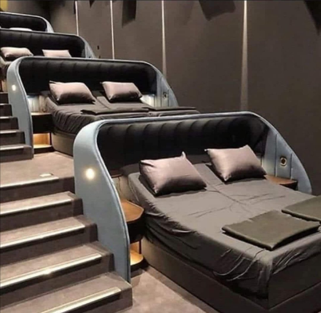 EmanuelaErre's tweet photo. Cinema Pathè in Svizzera.
Eliminate le poltrone. 
Cosa pensano di fare? 🤔 https://t.co/n9mFAirlNi
