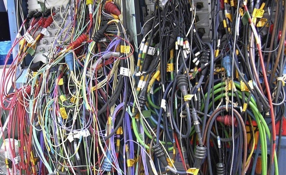 электропровода в городе. кабель купр 4х0. провода в 24 году. провода в 24 году. кабель atx 24-pin.