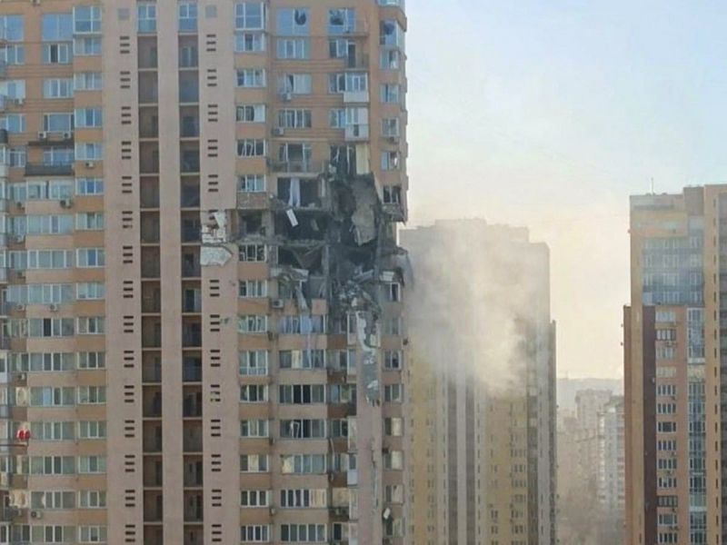 FLACOMENDOZA1's tweet photo. #UcraniaRussia 🚨
En #Kiev fue atacado un edificio residencial.
Aún, no hay reporte de víctimas.
Hace poco ,#EEUU autorizó 350 millones de dólares para ayudar a  #Ucrania en su lucha.
Es el tercer día de combates.
#EFMnoticias 
@EmergenciasEc https://t.co/vauyNYbhzS