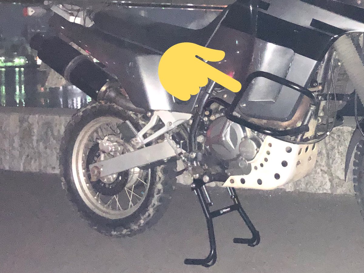 blueknight1978's tweet photo. このタイプの補助無しセンタースタンド形状ってある意味でいいのかもしれない。
ハンドルじゃなくてエンジンガード持ってスタンドの端を踏んで上げるんだけど…
これ、左右どちらからでも上げれるじゃんwwwやってみたら左右どちらからでも上がった‼️
#DR800 https://t.co/P9CLaFF7yh