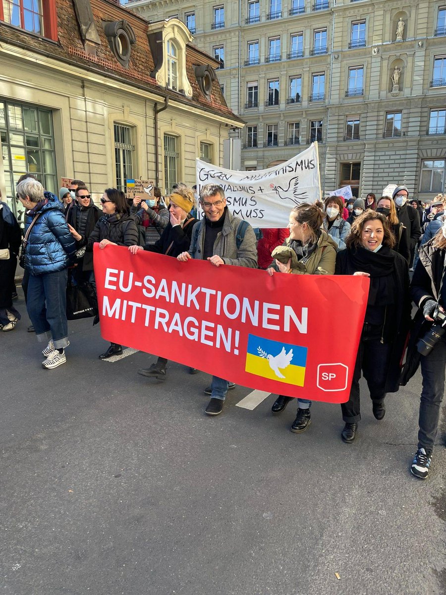 Même si vous n'avez pas pu venir à la manif contre la guerre de Poutine en Ukraine, signez l'appel pour que la Suisse prenne les mêmes sanctions dures que l'UE contre Poutine et ses oligarques (déjà 77'000 signatures):
sanctions-maintenant.ch