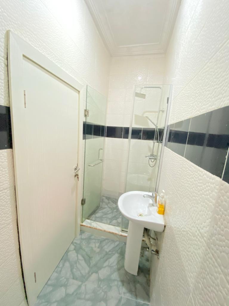 sucxex_'s tweet photo. FOR SALE
2 bedroom apartment with furnitures for sale in a serviced estate 
location:Orchid road 
Price: 37m
Title document: c of o https://t.co/Yw0kx3NkKu