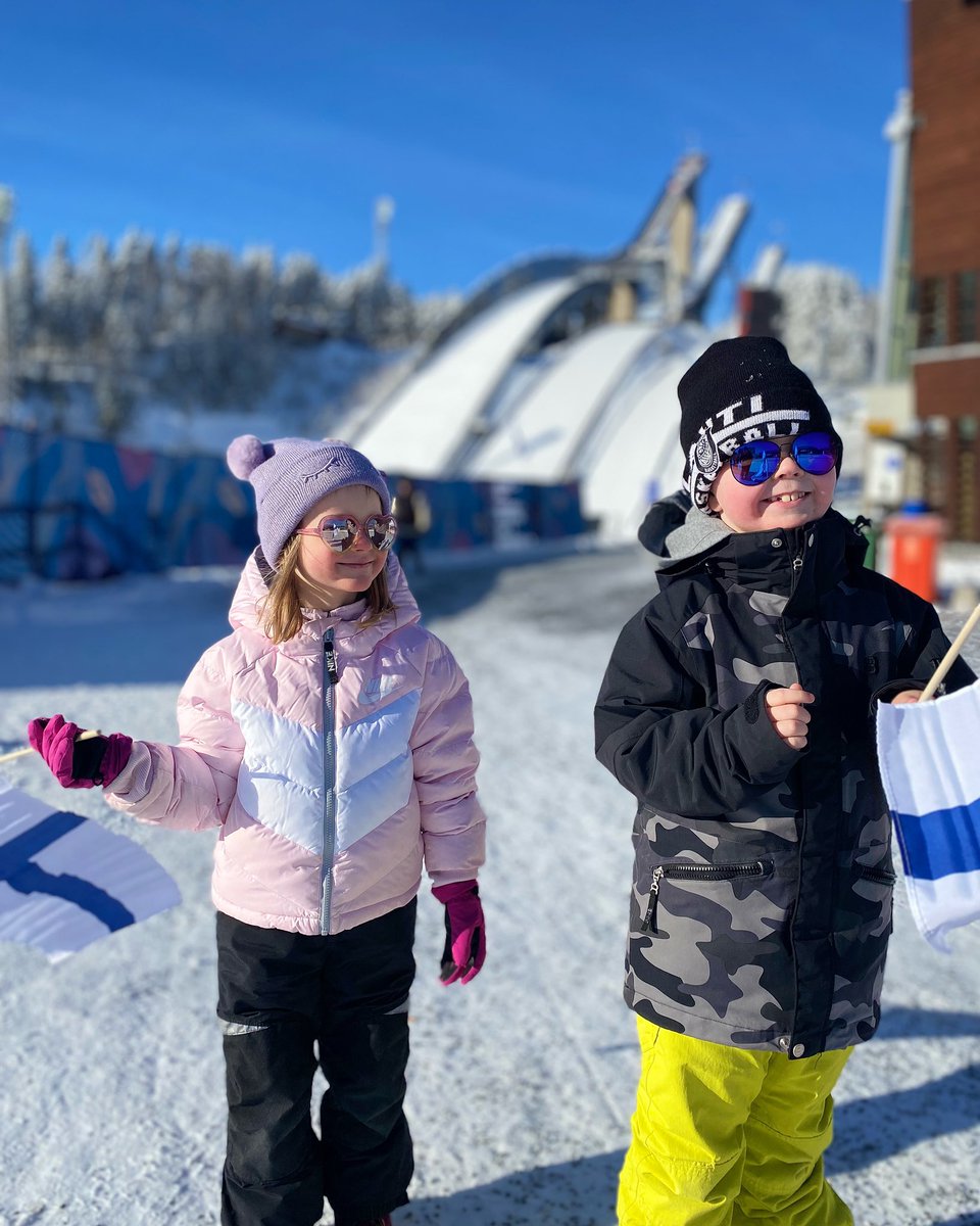 EPohjolainen's tweet photo. Huikea keli ja tunnelma Salpausselällä ☀️🇫🇮 #hellii #kisamakkara #lahtiskigames #hartiapankki @lahtiskigames https://t.co/eubVaK74V1
