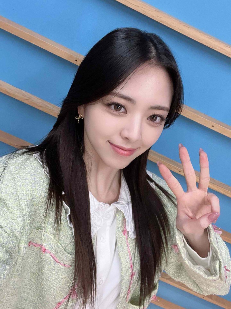 UNIVERSEITZY's tweet photo. lTZY’s 3RD ANNlVERSARY Selfie for MlDZY https://t.co/hNsHwTwJCC