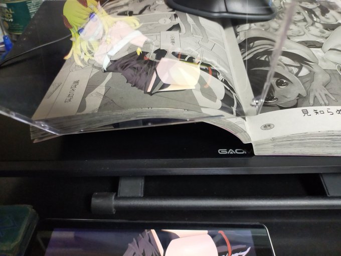 下に置いたタブレットの画像をCDケースに反射させただけでした。
反転はさせたけどね。 