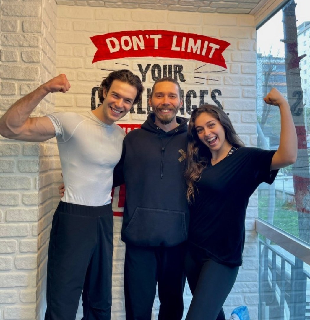 lunisolacepax's tweet photo. My lovely AyCem went to the gym together. 🤍💪

Photo via Kerem Söyler's IG story 📸

#AyCem #AytaçŞaşmaz #CemreBaysel https://t.co/NTwjAz5lCo