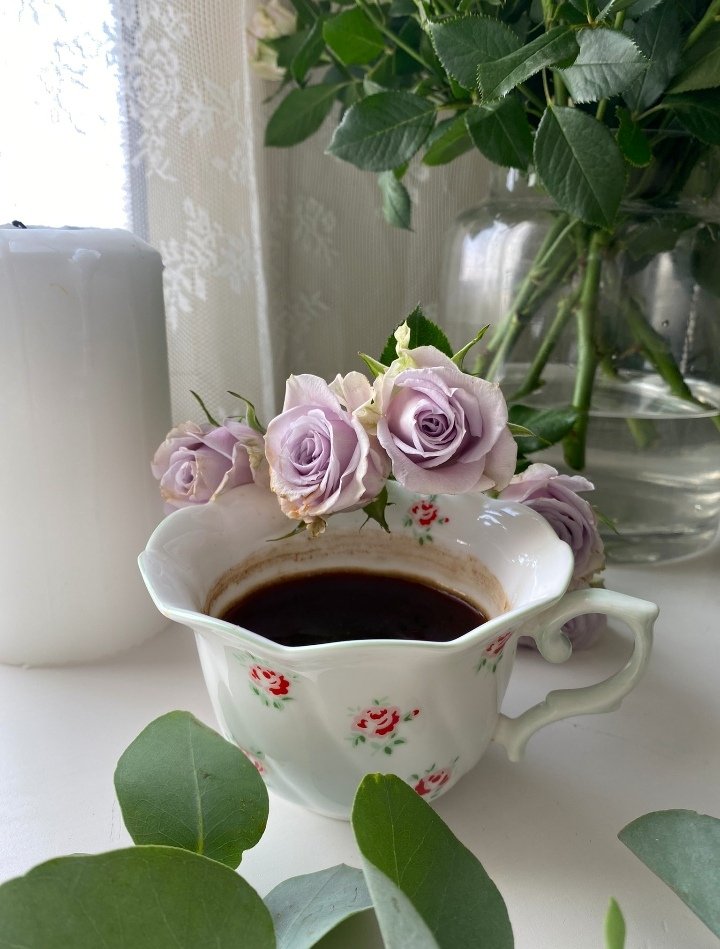 وإن عاتبت ..فــ عاتب من تـراهُ أهلاً للمودّةِ والـوفاء .. واللوم شرف لا يستحقه البعض. لا تعاتب أحد على عدم الاهتمام، لأن الاهتمام الذي سيأتي بعد العتاب مجاملة ..💭🍃