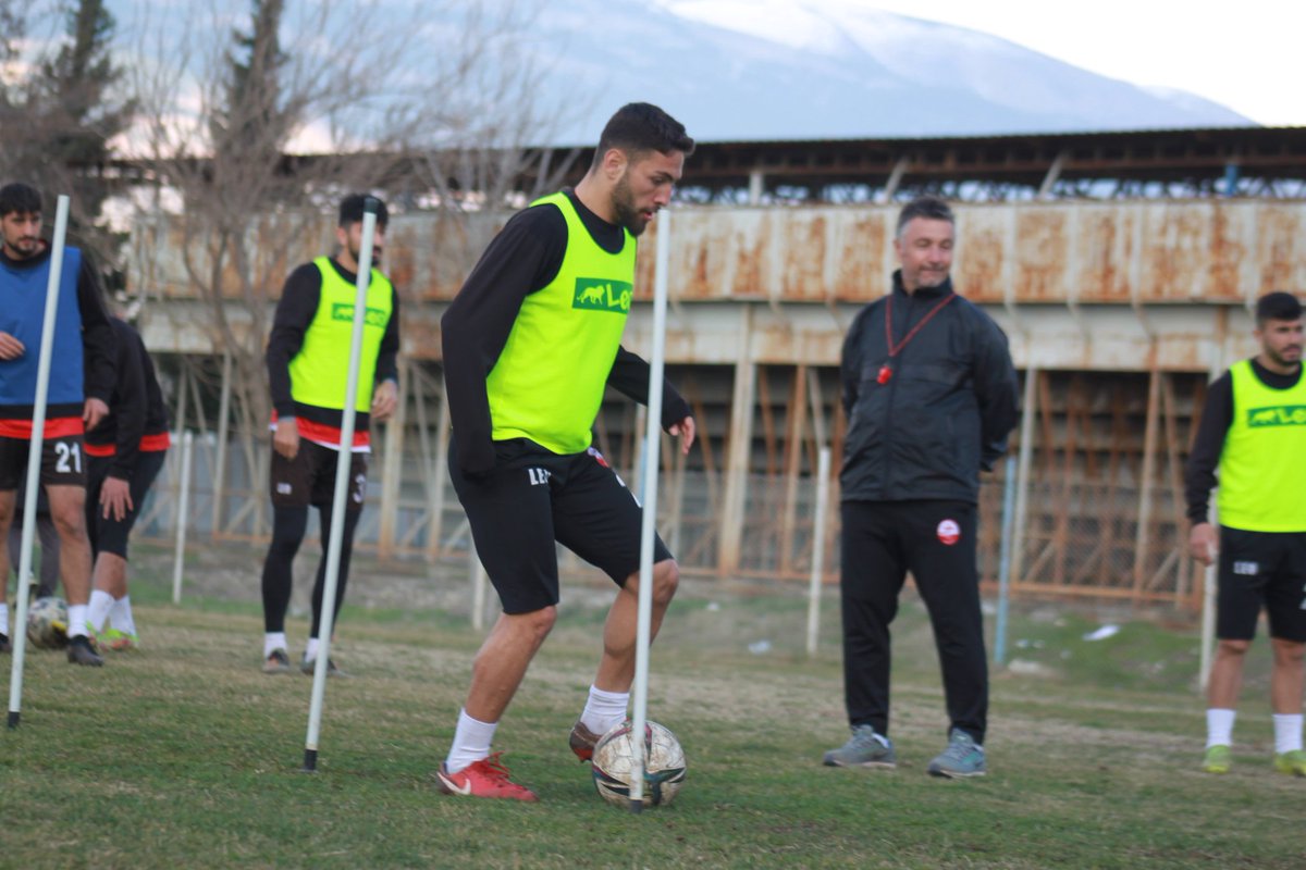 kms1969official's tweet photo. 🏟️ İDMAN GÜNLÜĞÜ
⚽ 26 Şubat 2️⃣0️⃣2️⃣2️⃣ Cumartesi
📸 Kahramanmaraşspor'umuz, Lig’in 28. haftasında Somaspor ile oynayacağı maçın hazırlıklarını bugün gerçekleştirdiği antrenman ile sürdürdü.
✅ #KMSvSS https://t.co/65773Hf2t6