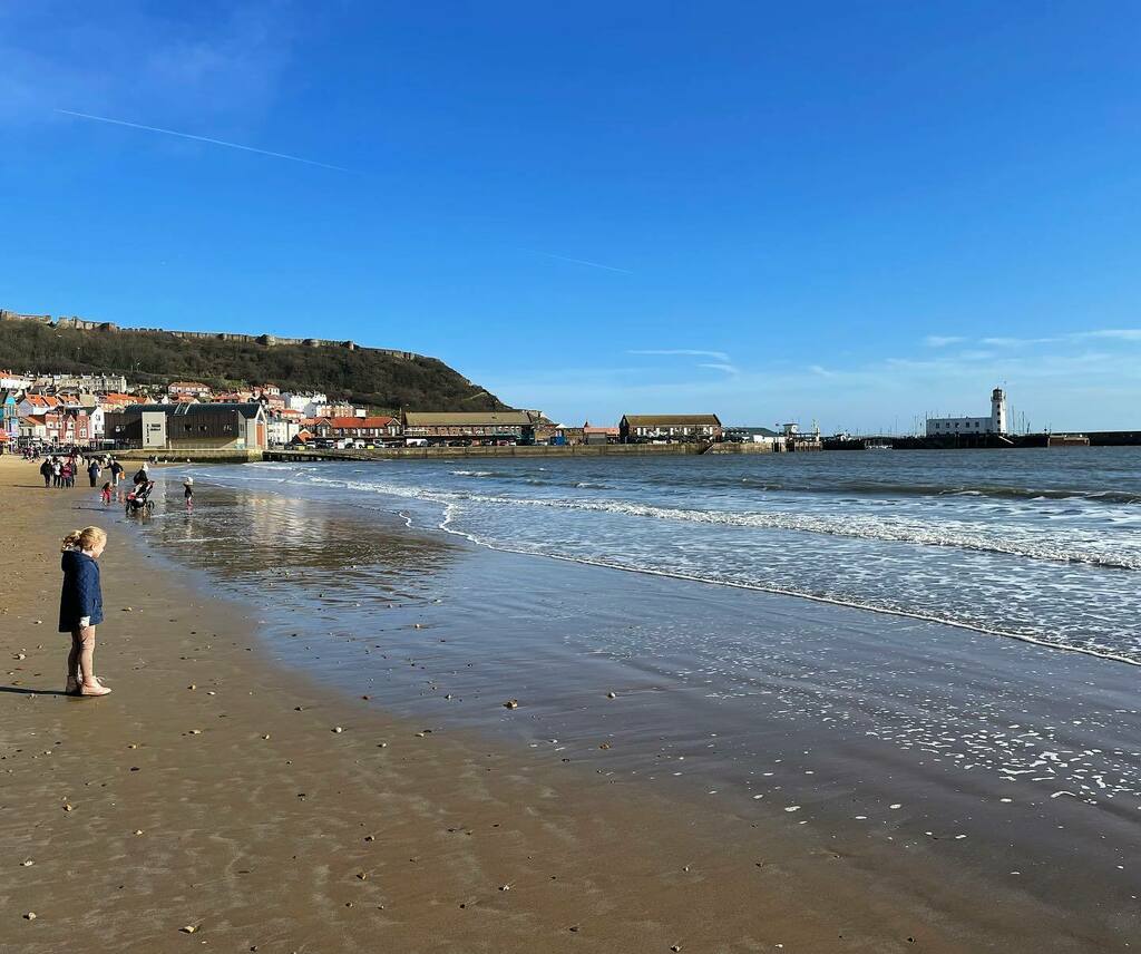 chunter77's tweet photo. Gorgeous day at the seaside ☀️ #Scarborough #seasode #dayout #pictureoftheday https://t.co/Vwy5E4lKlW https://t.co/eUSS9Awg70