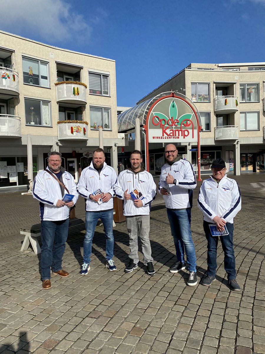PVV_Landgraaf's tweet photo. Heerlijke zonnige dag om kennis te maken met de inwoners van Landgraaf. Van blij dat we als #PVV meedoen, tot geen vertrouwen meer in de politiek. De PVV #Landgraaf steekt de hand uit naar hen om het vertrouwen te herstellen.             ✅Stem daarom wijs, stem ook lokaal PVV. https://t.co/WIR0n6mweA