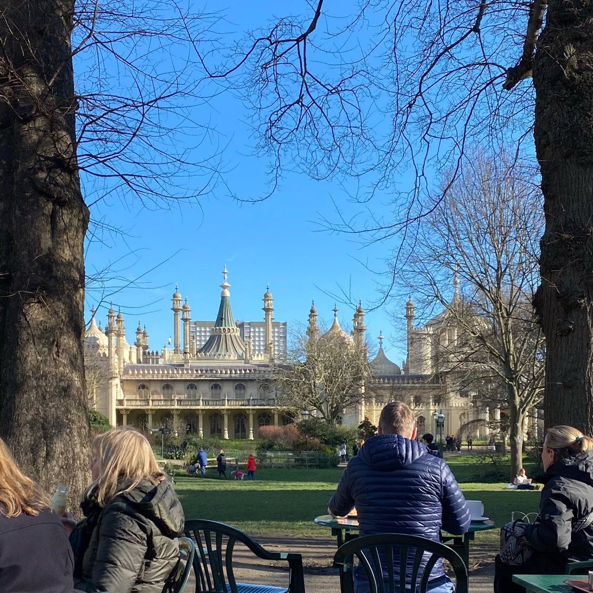 IrishAggers's tweet photo. View from Pavilion Garden Cafe, a great favourite in Brighton.
#View #PavilionGardenCafe #Brighton #paviliongardens #royalpavilion #brightonpavilion #februarysunshine https://t.co/I4FHWxD9pB