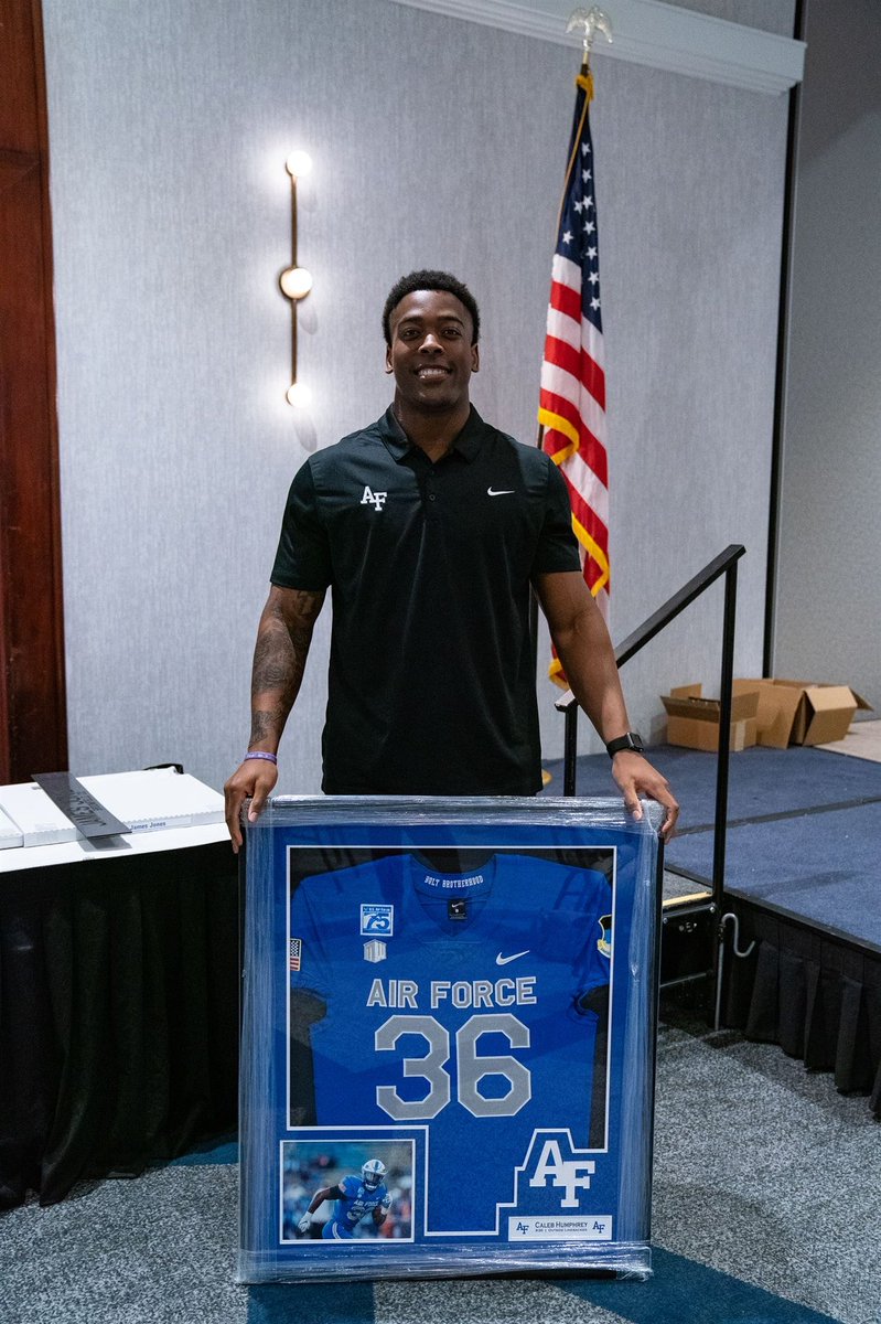 #Nextchapter @calebtitan10 is graduating! What a ride! Go Falcons! Fly-Fight-Win! 🇺🇸🎓🏈⚡️✈️ <a href="/decscenesetter/">Yoni Humphrey</a> <a href="/colbyhump4/">Colby Humphrey</a> <a href="/cam_hump/">Cam Humphrey</a> <a href="/DVThunderFB/">Desert Vista Football</a> <a href="/CoachFranceDV/">Mike France</a> <a href="/DanHinds/">Dan Hinds</a> <a href="/gridironarizona/">Gridiron Arizona</a>