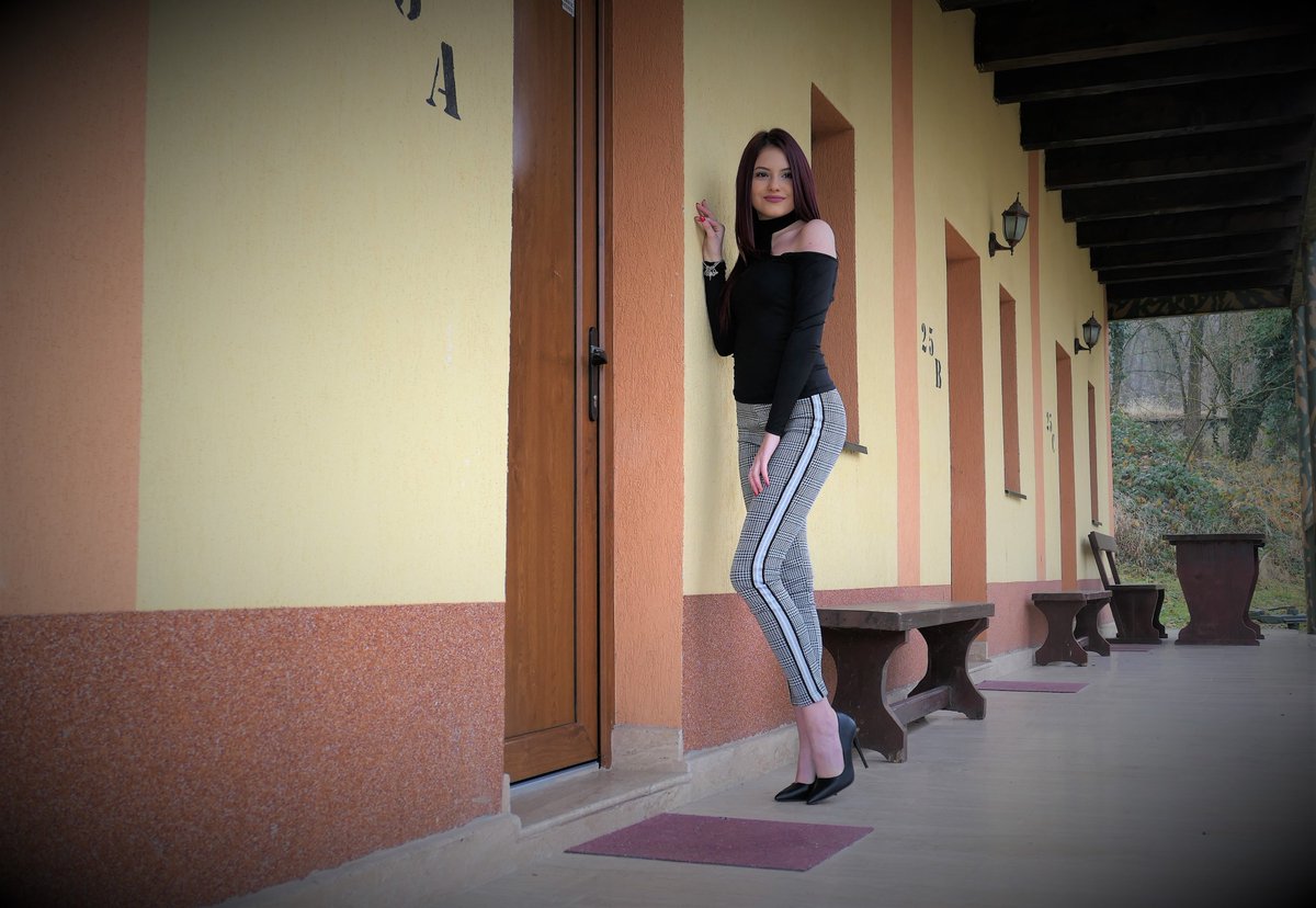 GirlsClothesF's tweet photo. WOMAN GRAY PANTS AND HIGH HEELS STILETTO
Video here> https://t.co/nTQRk7ZCiz
Womens outfit. Gray pants, black long sleeves top and black stiletto.
#womanpants #fashion #higheels #stiletto #blackstiletto https://t.co/utFSPDRVXX